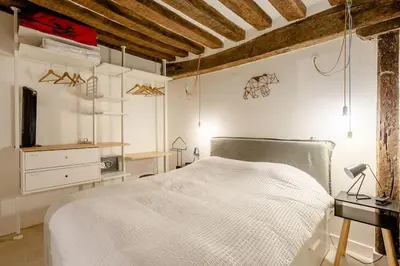 Un ou plusieurs lits dans un hébergement de l'établissement Appartement cosy proche Beaubourg