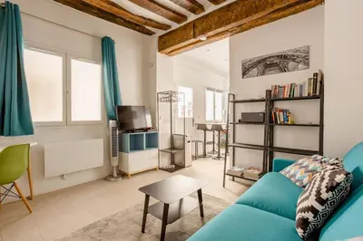 Coin salon dans l'établissement Appartement cosy proche Beaubourg