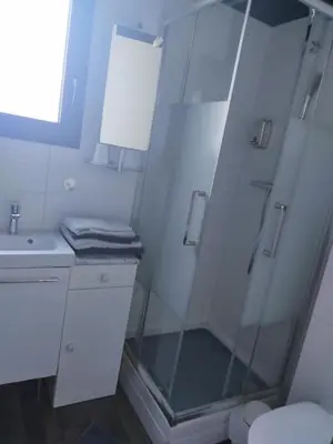 Salle de bains dans l'établissement PARIS de FLORE Stane