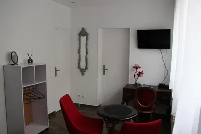 Télévision ou salle de divertissement dans l'établissement PARIS de FLORE Stane