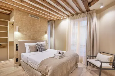 Un ou plusieurs lits dans un hébergement de l'établissement Appartement au coeur de Paris Madeleine by Studio prestige