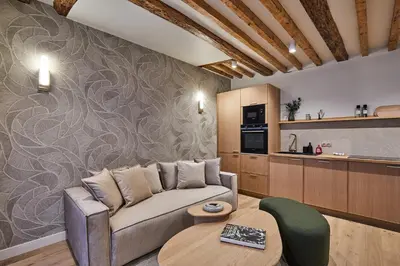 Cuisine ou kitchenette dans l'établissement Appartement au coeur de Paris Madeleine by Studio prestige