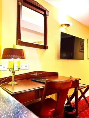 Télévision ou salle de divertissement dans l'établissement Hôtel de Varenne