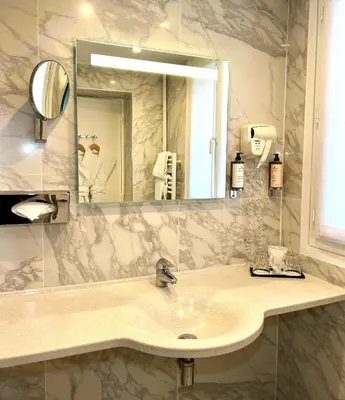 Salle de bains dans l'établissement Hôtel de Varenne