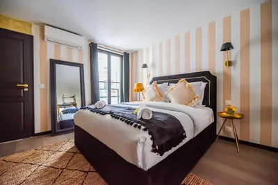 Un ou plusieurs lits dans un hébergement de l'établissement Monsieur Montmartre - Moulin Rouge Residence