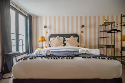 Un ou plusieurs lits dans un hébergement de l'établissement Monsieur Montmartre - Moulin Rouge Residence