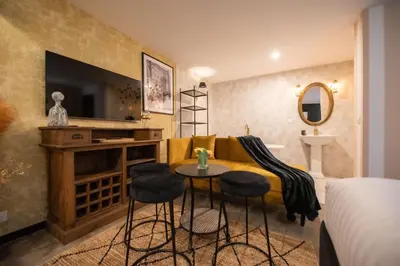 Télévision ou salle de divertissement dans l'établissement Monsieur Montmartre - Moulin Rouge Residence