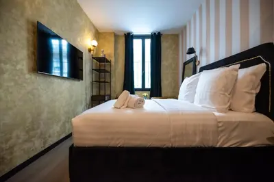 Un ou plusieurs lits dans un hébergement de l'établissement Monsieur Montmartre - Moulin Rouge Residence