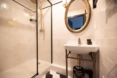 Salle de bains dans l'établissement Monsieur Montmartre - Moulin Rouge Residence