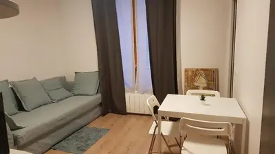 Coin salon dans l'établissement Studio cosy, quartier canal Saint-Martin