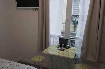 Télévision ou salle de divertissement dans l'établissement Studio cosy, quartier canal Saint-Martin