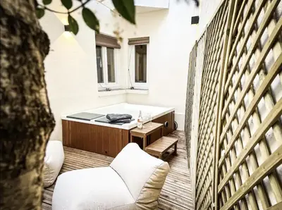 Coin salon dans l'établissement Suite luxueuse avec jardin privatif et jacuzzi