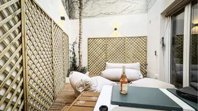 Un ou plusieurs lits dans un hébergement de l'établissement Suite luxueuse avec jardin privatif et jacuzzi