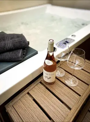Boissons dans l'établissement Suite luxueuse avec jardin privatif et jacuzzi