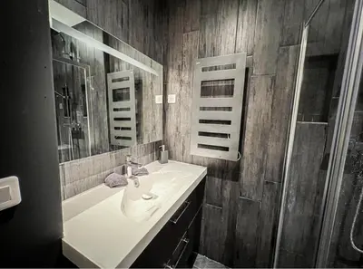 Salle de bains dans l'établissement Suite luxueuse avec jardin privatif et jacuzzi