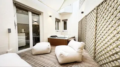 Un ou plusieurs lits dans un hébergement de l'établissement Suite luxueuse avec jardin privatif et jacuzzi