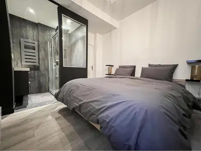Un ou plusieurs lits dans un hébergement de l'établissement Suite luxueuse avec jardin privatif et jacuzzi