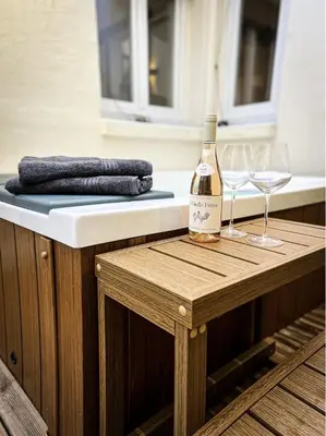 Boissons dans l'établissement Suite luxueuse avec jardin privatif et jacuzzi