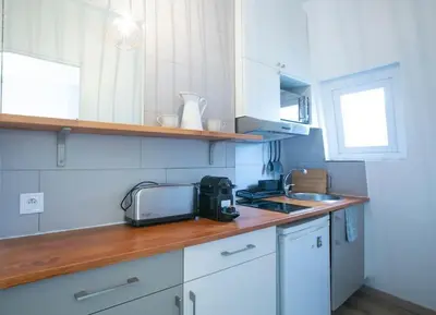 Cuisine ou kitchenette dans l'établissement Heavenly & Cozy Parisian Flat - Place Voltaire