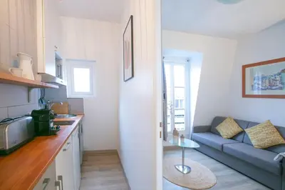 Cuisine ou kitchenette dans l'établissement Heavenly & Cozy Parisian Flat - Place Voltaire