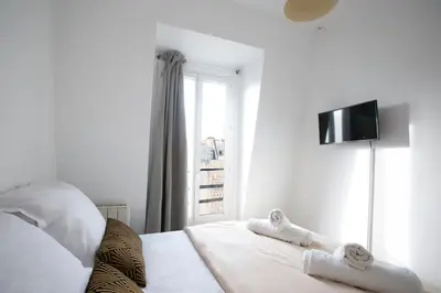 Un ou plusieurs lits dans un hébergement de l'établissement Heavenly & Cozy Parisian Flat - Place Voltaire
