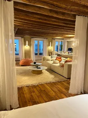 Coin salon dans l'établissement Appartement luxe Louvre Paris