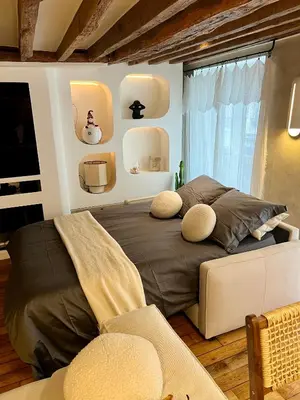Coin salon dans l'établissement Appartement luxe Louvre Paris