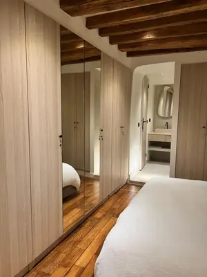 Un ou plusieurs lits dans un hébergement de l'établissement Appartement luxe Louvre Paris