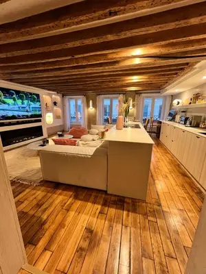 Cuisine ou kitchenette dans l'établissement Appartement luxe Louvre Paris