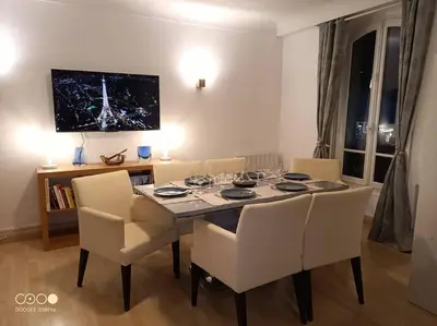 Télévision ou salle de divertissement dans l'établissement Aramis Colibri 72m2, lit king-size, baignoire duo hôte non professionnel