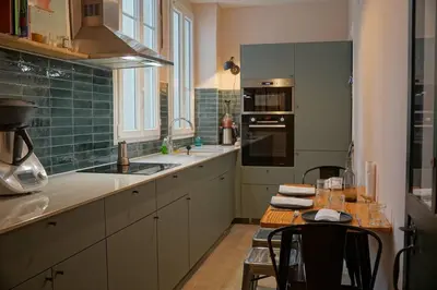 Cuisine ou kitchenette dans l'établissement Family flat, 15' away from Paris city center
