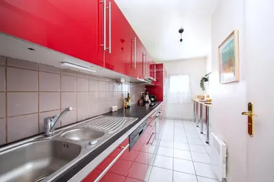 Cuisine ou kitchenette dans l'établissement Cosy & Spacieux, Paris 10 min + Parking privé.