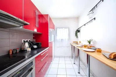 Cuisine ou kitchenette dans l'établissement Cosy & Spacieux, Paris 10 min + Parking privé.