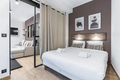 Un ou plusieurs lits dans un hébergement de l'établissement Appartement Design en Duplex 2BR à Oberkampf