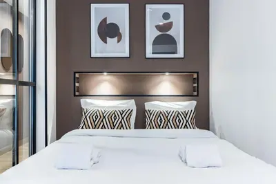 Un ou plusieurs lits dans un hébergement de l'établissement Appartement Design en Duplex 2BR à Oberkampf