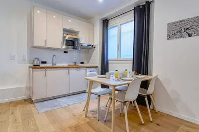 Cuisine ou kitchenette dans l'établissement Appartement proche Rue de Charonne - II