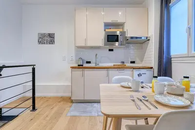 Cuisine ou kitchenette dans l'établissement Appartement proche Rue de Charonne - II