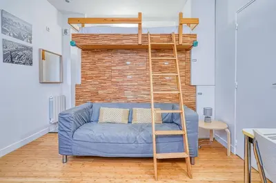 Un ou plusieurs lits dans un hébergement de l'établissement Charmant Studio Boulevard Voltaire - II