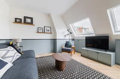 Télévision ou salle de divertissement dans l'établissement Brand New Luxury Flat in Champs Elysees - Triangle d'Or