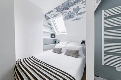 Un ou plusieurs lits dans un hébergement de l'établissement Brand New Luxury Flat in Champs Elysees - Triangle d'Or