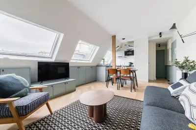 Télévision ou salle de divertissement dans l'établissement Brand New Luxury Flat in Champs Elysees - Triangle d'Or