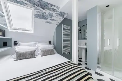 Un ou plusieurs lits dans un hébergement de l'établissement Brand New Luxury Flat in Champs Elysees - Triangle d'Or