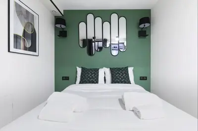 Un ou plusieurs lits dans un hébergement de l'établissement HSH Parmentier-Couronnes II Appartement Design 4P-1BR
