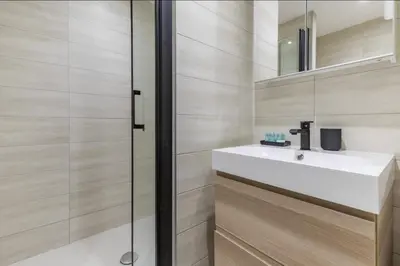 Salle de bains dans l'établissement HSH Parmentier-Couronnes II Appartement Design 4P-1BR