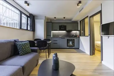 Cuisine ou kitchenette dans l'établissement HSH Parmentier-Couronnes II Appartement Design 4P-1BR