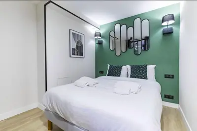 Un ou plusieurs lits dans un hébergement de l'établissement HSH Parmentier-Couronnes II Appartement Design 4P-1BR