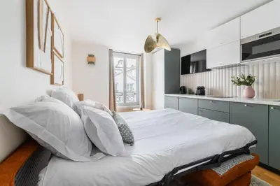 Un ou plusieurs lits dans un hébergement de l'établissement Brand New Luxury Flat in Parc Monceau - Batignolles