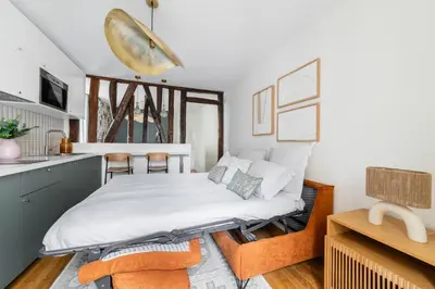Un ou plusieurs lits dans un hébergement de l'établissement Brand New Luxury Flat in Parc Monceau - Batignolles