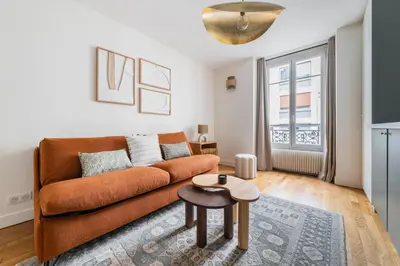 Coin salon dans l'établissement Brand New Luxury Flat in Parc Monceau - Batignolles