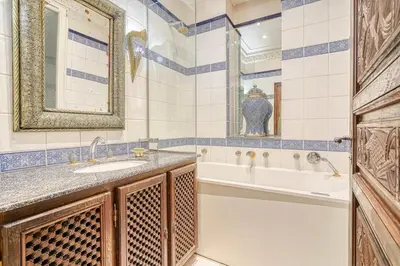 Salle de bains dans l'établissement Marrakech Suite Champs Elysees